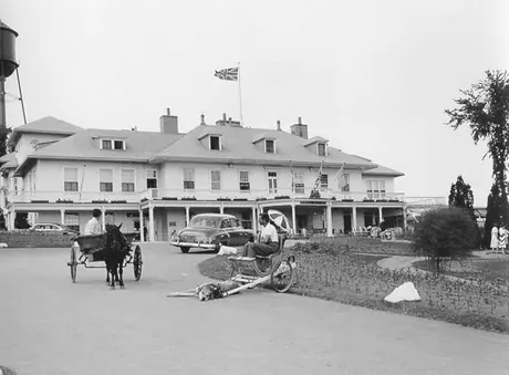 Dog and pony drawn carts outside the historic Kent House outside Québec