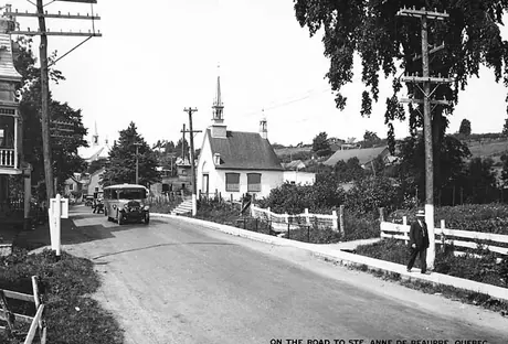 A bus on the highway near Sainte-Anne-de-Beaupré