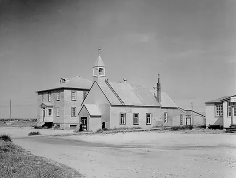 A church in Churchill (centre); the Eskimo Museum at right