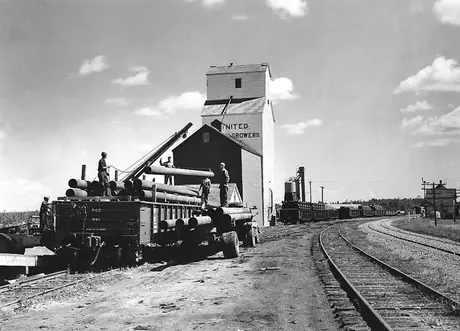 Unloading segments of pipe from railway cars