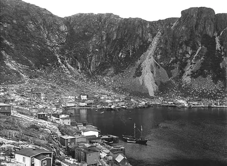 A fishing village between the cliffs and the sea