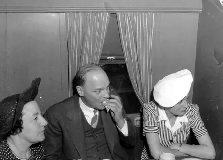 Eating lunch in the dining car