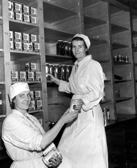CN women employees stocking shelves