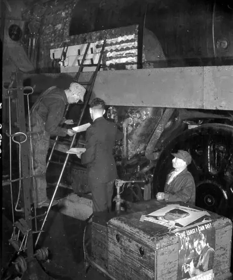 Employees at CN locomotive shop buying bonds