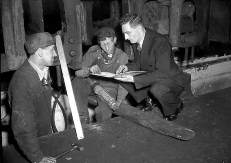 Employees at CN locomotive shop buying bonds