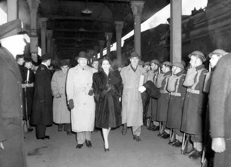 Jack Benny and his wife arriving at Bonaventure Station to entertain servicemen