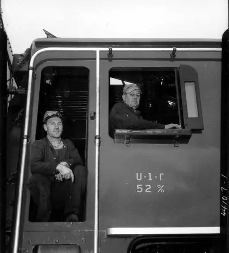 Employees aboard steam locomotive no. 6060
