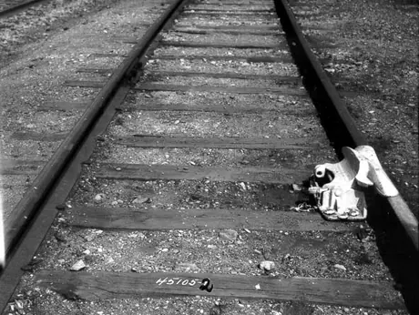 Derail device to guide car off the rails at selected point
