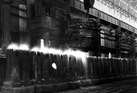 Pouring molten metal