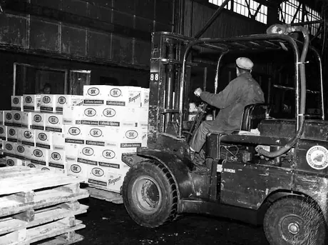Handling boxes of California lemons, port of Saint John, New Brunswick