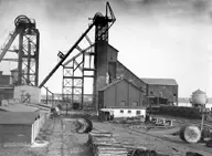Hoisting apparatus at the head of a mine
