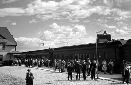 Excursion passengers at Churchill Station