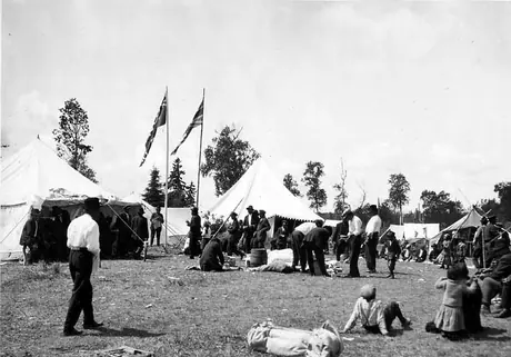 Ojibway men and children at encampment during Treaty Days.
Original caption: