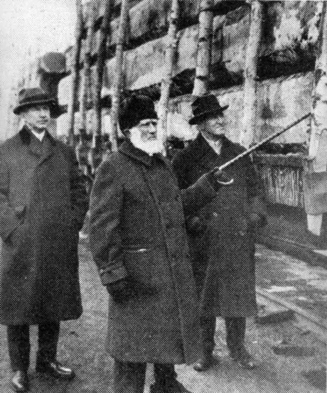 John Rudolphus Booth inspects one of the last shipments of big timber from his holdings, with his sons C. Jackson and J. Fred Booth.