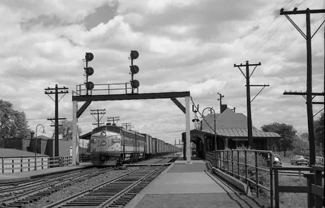 Diesel locomotive F7A 9070 with a freight train, with signals on an arch.