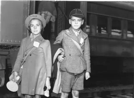 Two young evacuees from Great Britain, Bonaventure Station