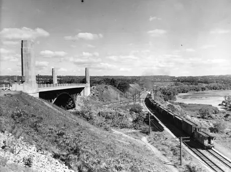 A CNR freight train arriving in Hamilton