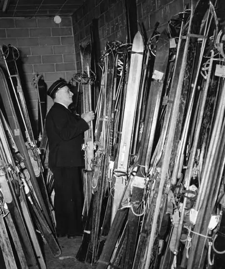 Porter checking skis at the Montreal station