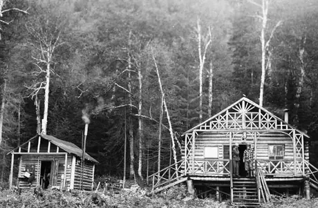 Exterior view of Laurentides Park Lodge and neighbouring hut