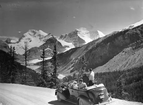 Tourists driving along the Columbia Icefield Motor Road, Jasper