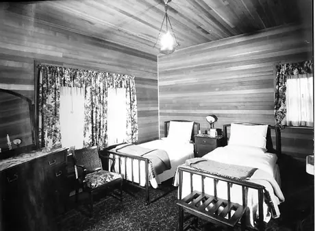 Bedroom inside the Minaki Lodge
