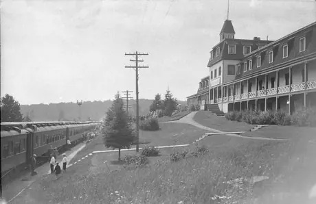 Guests arriving at the Highland Inn by train