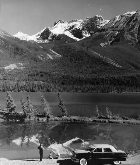 Tourists overlooking the cabin range from Pocahontas Road Drive, Jasper