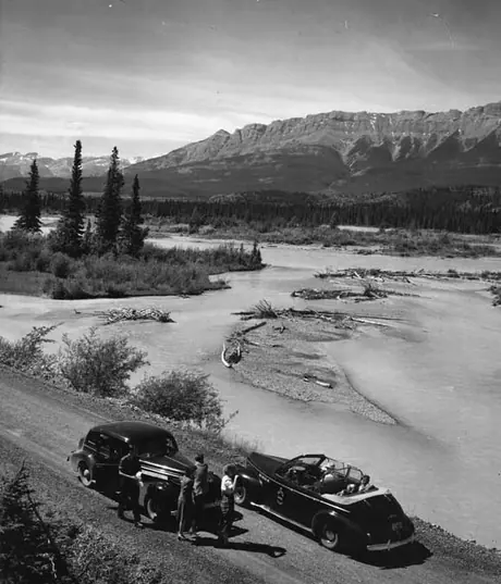Tourists stopping on the highway to Edmonton, Jasper