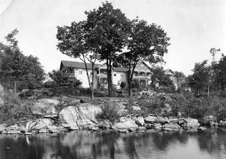 A view of the Viamede Hotel at Kawartha Lakes
