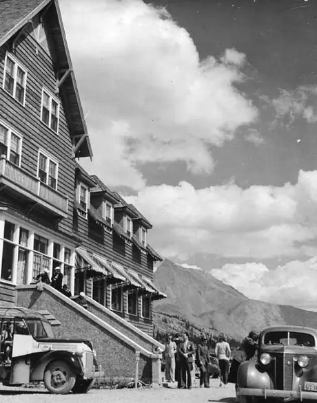 Guests arriving at the Icefield Chalet