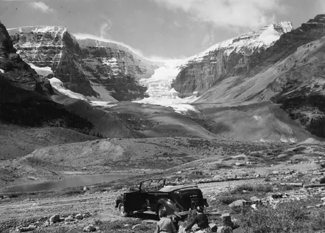 Motorists pausing for lunch near Snow Dome Mountain and hanging glacier