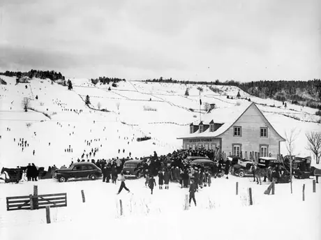 Baie St. Paul - Crowd outside Chalet Au Relais St. Aubin