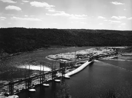 Quebec dam - Log Chute - Rapide-Blanc