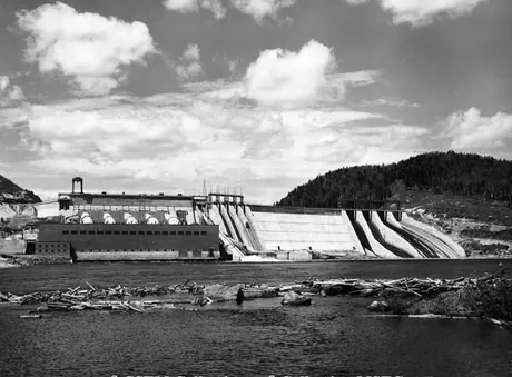Quebec dam - Log Chute - Rapide-Blanc