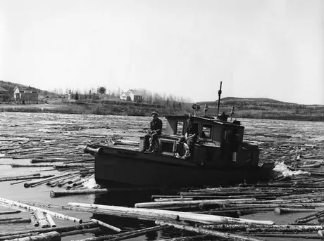 Windigo, Quebec - boat in boom
