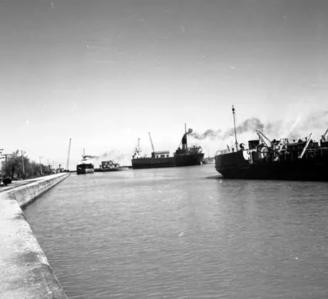 Ships going through the Welland Canal, Niagara Peninsula
