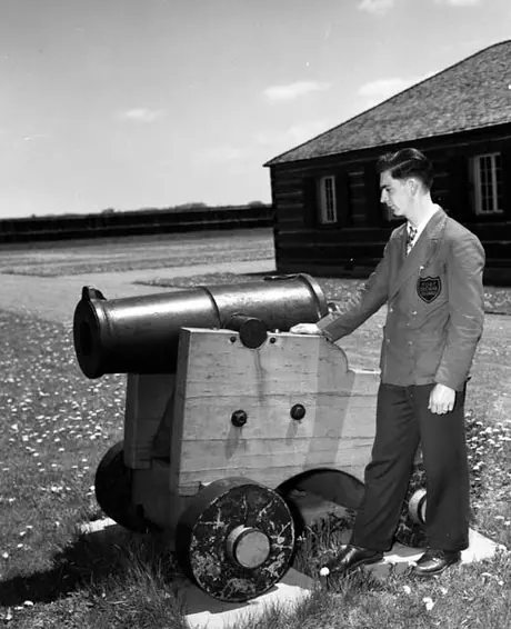 Fort George guard standing with a canon, Niagara-on-the-Lake