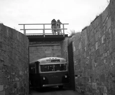 Negotiating a bus through the narrow walls of the Citadel, Quebec City