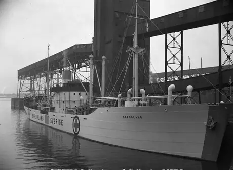 War record - Swedish ships loading grain, Montreal