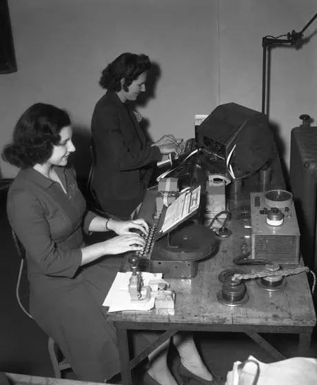 War record - C.N.T. Automatic Telegraph School - Students sending and receiving telegrams