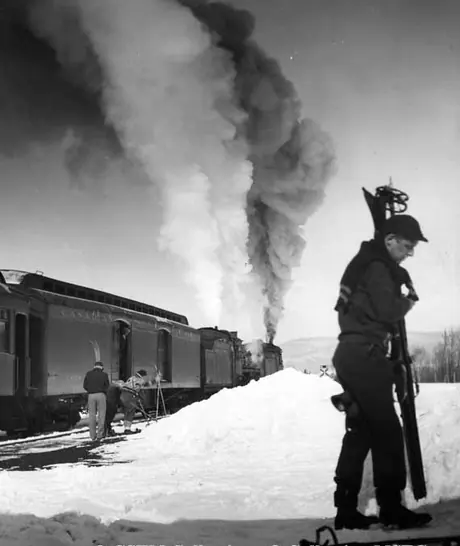 St. Sauveur (winter) - train and skiers at Shawbridge
