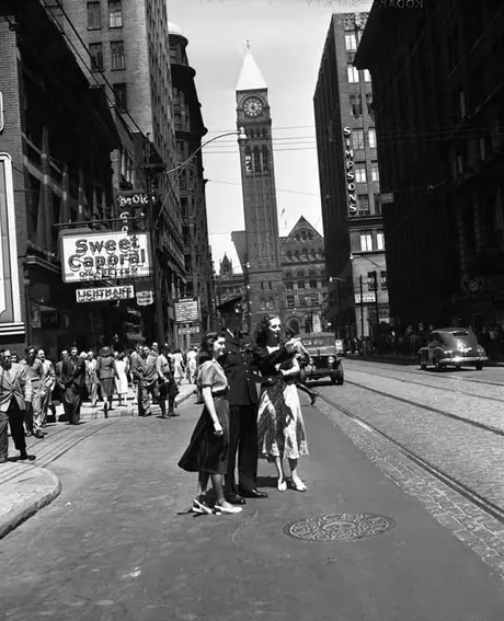 Toronto - tourists and policeman